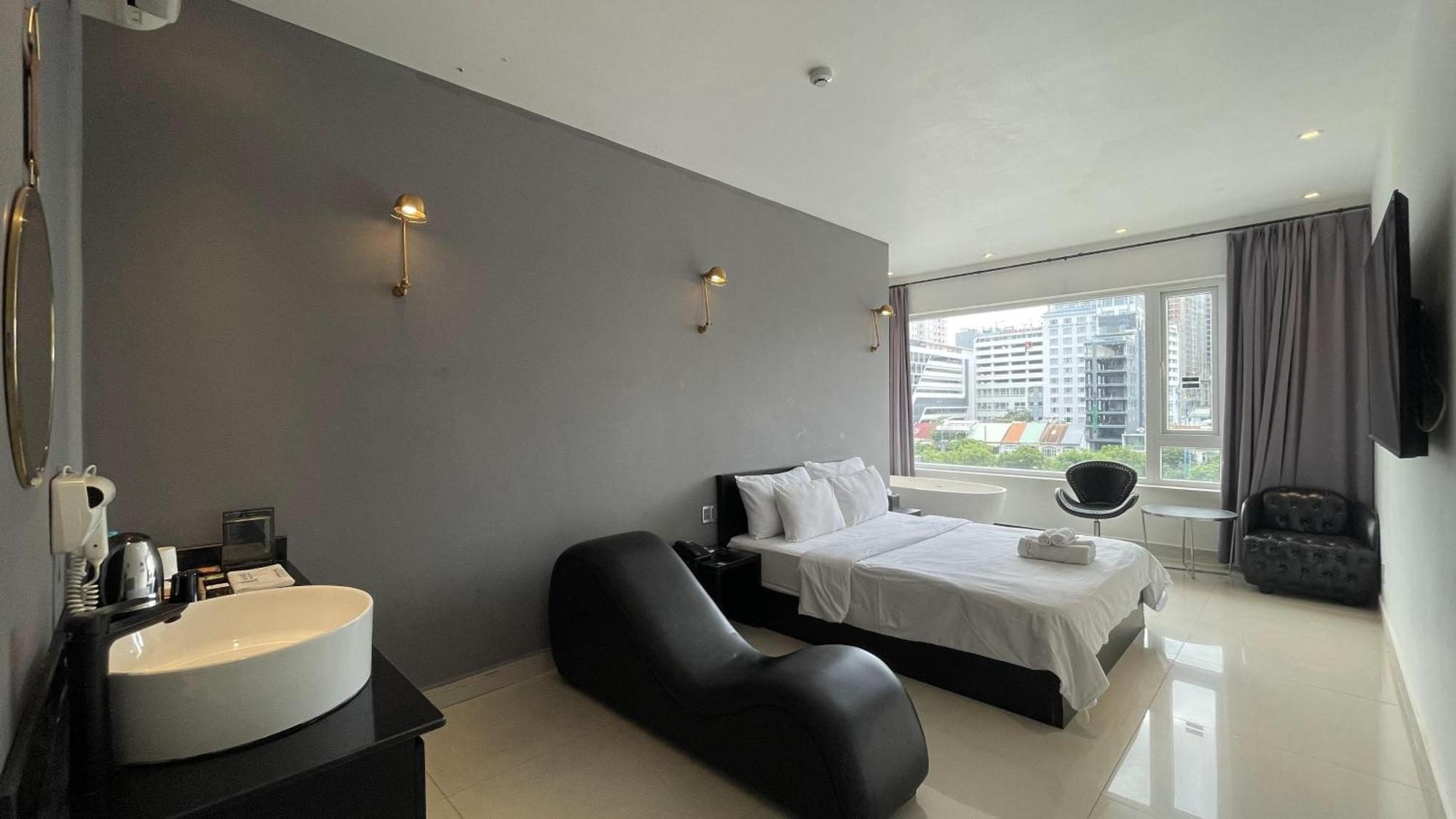 Khách sạn A In Riverside 2*
